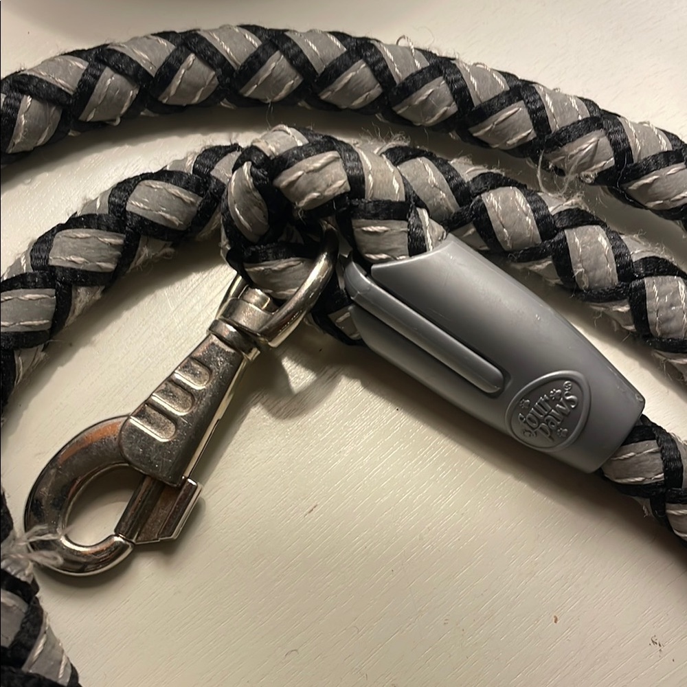 FOUR PAWS Braided Reflective Dog Leash - Picture 3 of 9